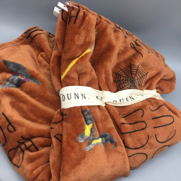 Rae Dunn Halloween HOCUS POCUS Micro Fleece Throw Blanket Witch Hat Boots Broom - Picture 1 of 4